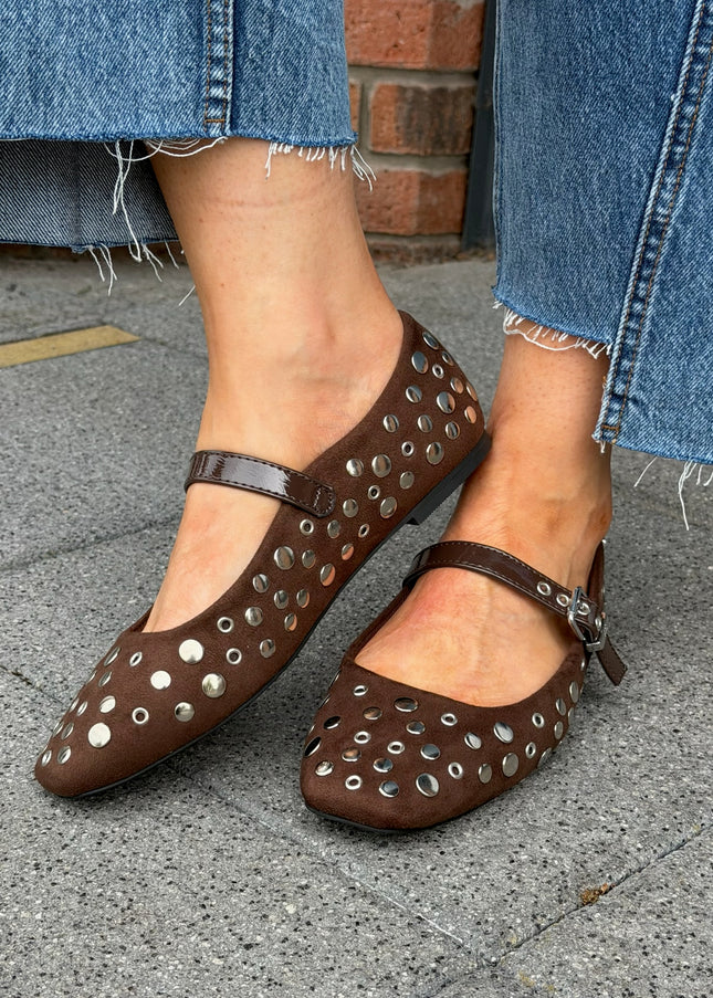 Suede Stud Pump - Brown