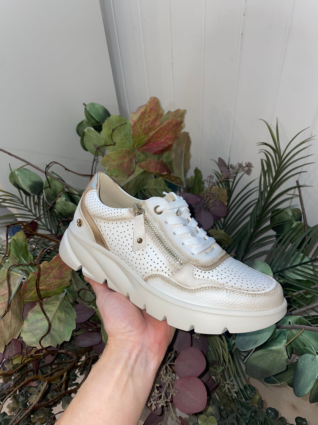 Sneakers hotsell white gold
